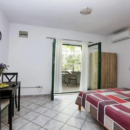 Apartment By The Sea Rogoznica - 20165 *